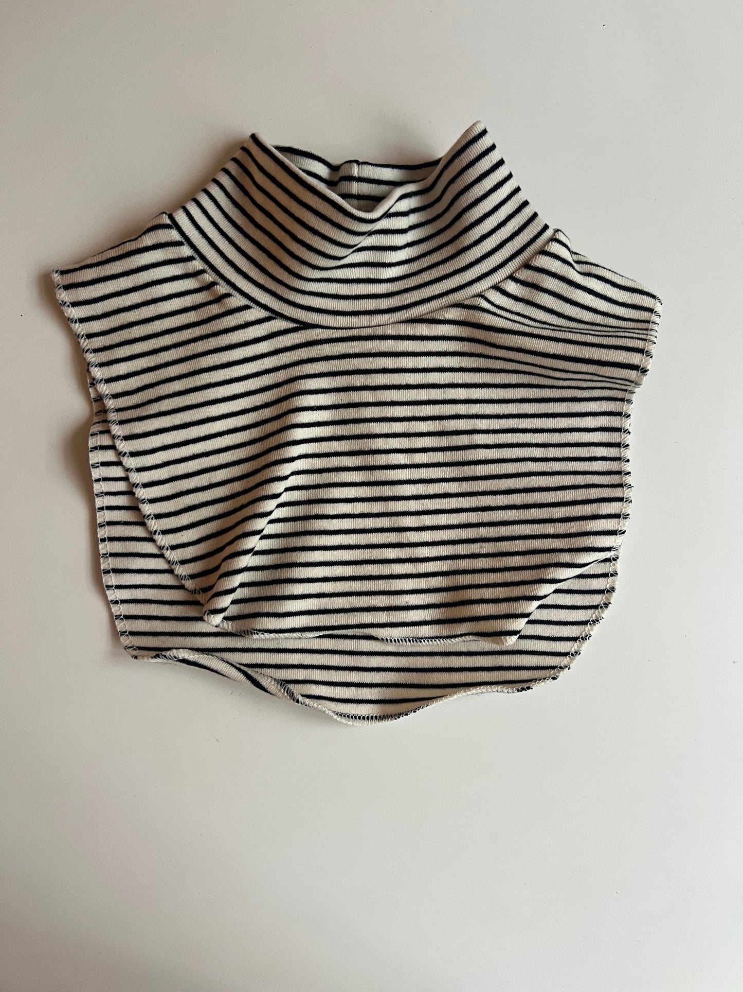 Plastron ecru ligné noir