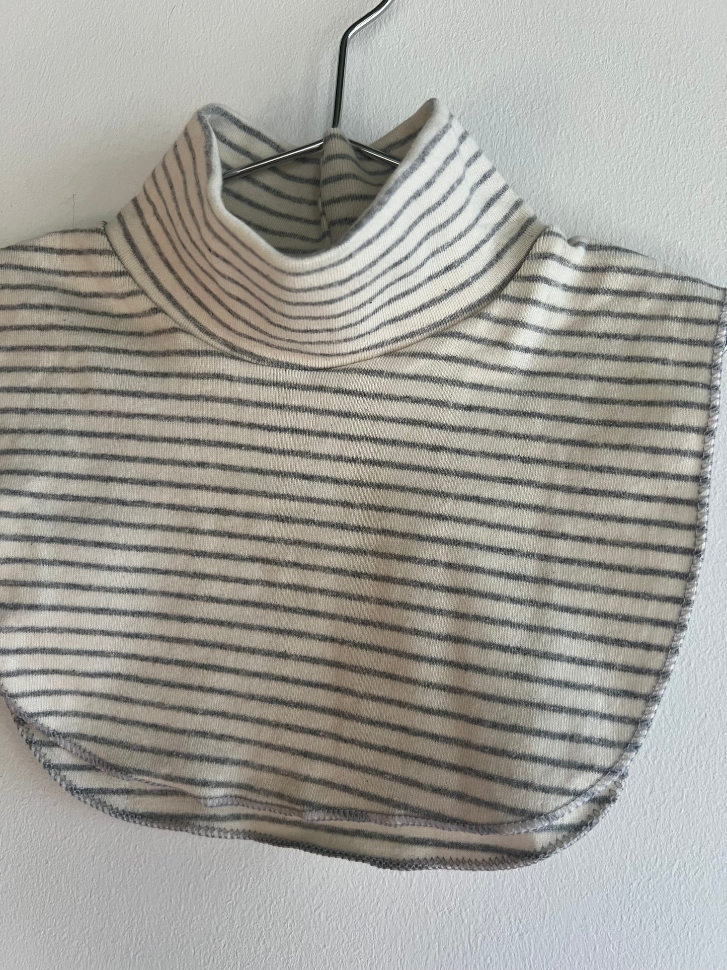 Plastron écru ligné gris